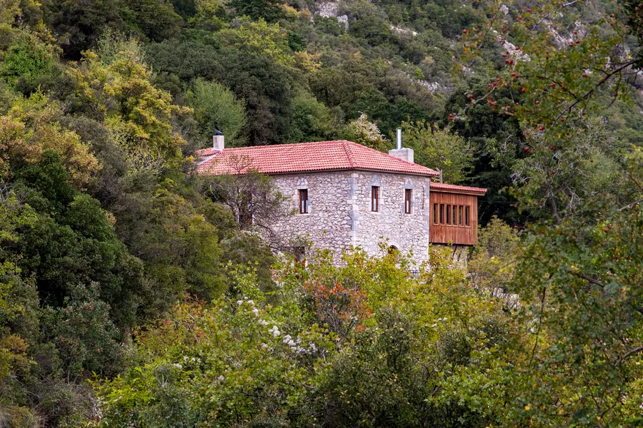 Το πέτρινο σπίτι μέσα στο πράσινο